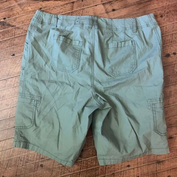 Lane Bryant sage green lightweight Bermuda size 16 shorts - Picture 3 of 3